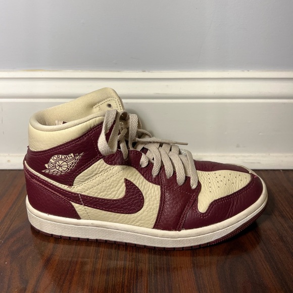 Women’s Air Jordan 1 Mid SE “Split - Beach Cherrywood”    2022 - Picture 4 of 9